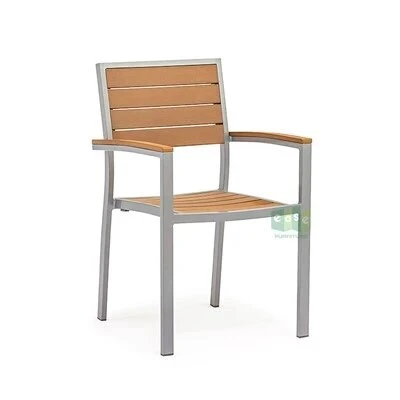 Outdoor-Stühle aus Kunststoff und Holz