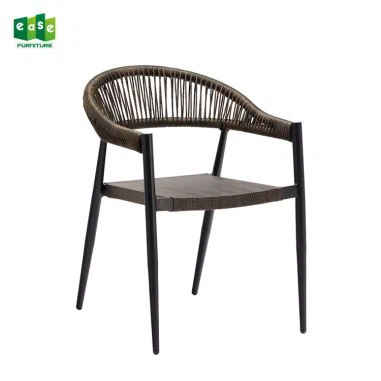 Set aus PE-Rattan und geflochtenem Terrassentisch und Stühlen